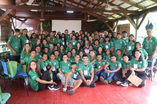 Jovens reunidos em comunidade no interior do Amazonas para participar de Congresso da Juventude realizado pela Fundação Amazônia Sustentável (FAS).