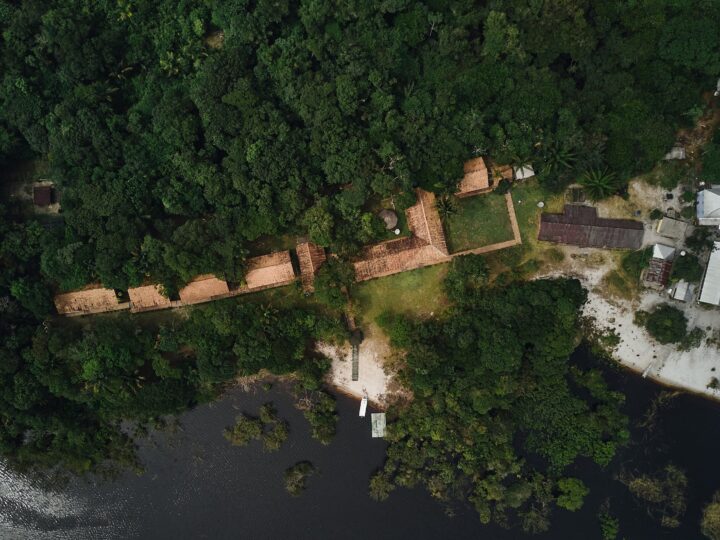 Parceria entre FAS e Schneider Electric implementa polo de soluções energéticas em comunidades da Amazônia