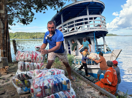 Entrega de alimentos para comunidades amazônicas