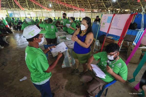 Pessoa fazendo atendimento em comunidade no interior do Amazonas.
