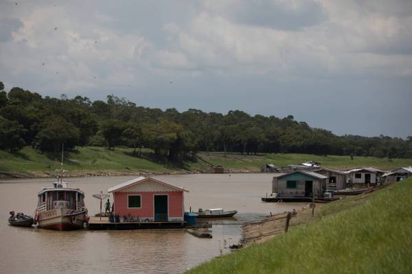 Casas flutuantes localizadas no interior do Amazonas.