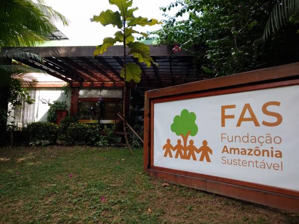 Placa na entrada da Fundação Amazônia Sustentável (FAS), em Manaus.