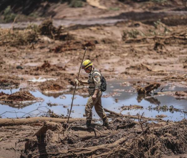 Bombeiro trabalhando em tragédia de Brumadinho.