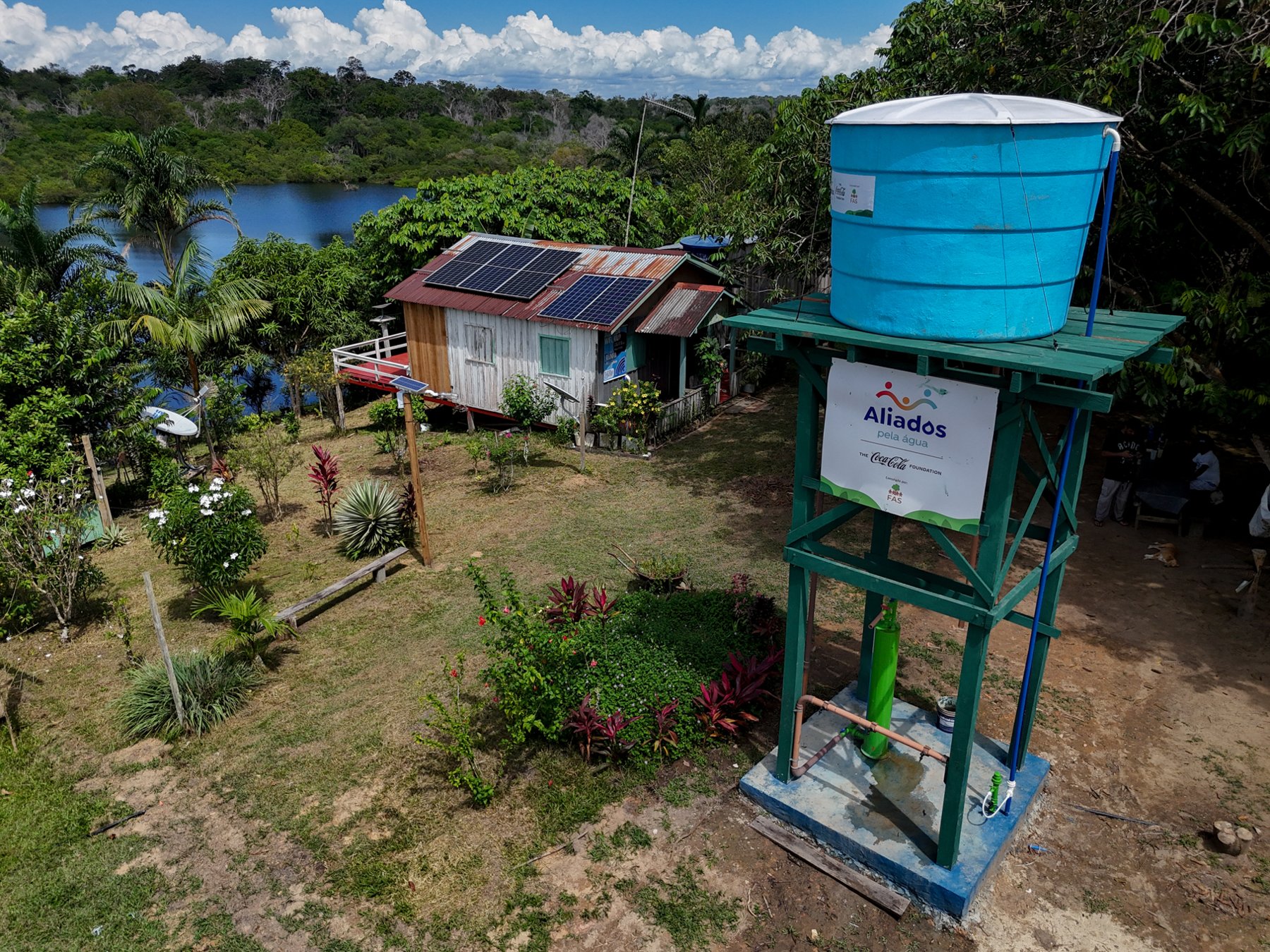 Reservatório de água com energia solar em comunidade do Amazonas (Foto: Michael Dantas)